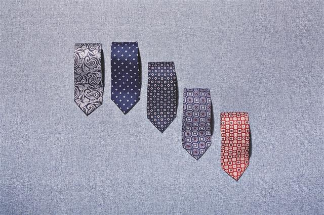 잔무늬가 꾸준한 인기를 얻는 가운데 포인트 패션으로서 넥타이의 역할을 부각시키는 페이즐리 패턴도 광범위하게 적용되고 있다.  일모 제공