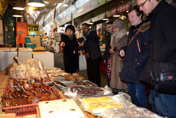 서울 통인시장에서 외국인 관광객들이 ‘전통시장 음식문화체험’을 하고 있다. 이종원 선임기자 jongwon@seoul.co.kr