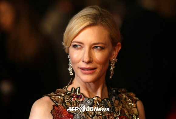 배우 케이트 블란쳇이 14일(현지시간) 영국 런던 로열 오페라 하우스에서 열린 영국 아카데미(BAFTA) 시상식에 참석해 포즈를 취하고 있다. ⓒ AFPBBNews=News1