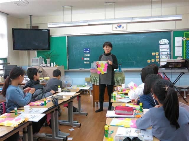 최혜숙 서울학습상담센터 학습상담사가 구산초 학생들을 대상으로 노트 필기에 대한 설명을 하고 있다.