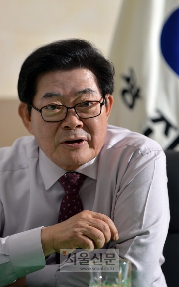 김기동 서울 광진구청장이 15일 권역별 지역생활권 계획과 지하철 2호선 지하화 추진을 설명하며 “올해 주민이 체감하는 행복한 변화가 나타날 것”이라고 말하고 있다. 박지환 기자 popocar@seoul.co.kr