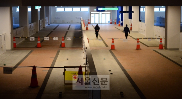 지난해 10월 완공된 신축 건물이 상인들의 입점 거부로 4개월째 텅텅 비어 있는 모습. 박윤슬 기자 seul@seoul.co.kr