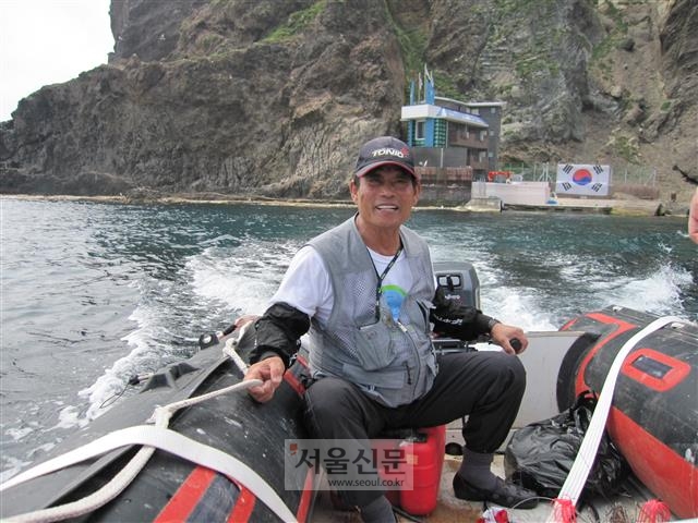 김성도(77) 독도리 이장이 고기잡이를 위해 고무보트를 운전하고 있다. 김씨는 2013년 5월부터 독도에 살면서 선착장에 ‘독도사랑카페’를 열어 관광기념품을 팔고, 매년 포항세무서에 세금을 낸다. 서울신문DB