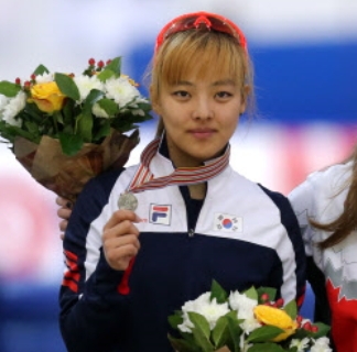 15일 러시아 콜롬나에서 열린 국제빙상경기연맹(ISU) 종목별 세계선수권 여자 매스스타트에서 은메달을 따낸 김보름이 시상대에 올라 메달을 들어 보이고 있다. 콜롬나 AP 연합뉴스