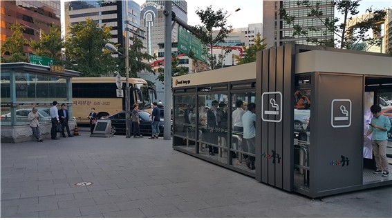 을지로입구역 흡연부스 모습.