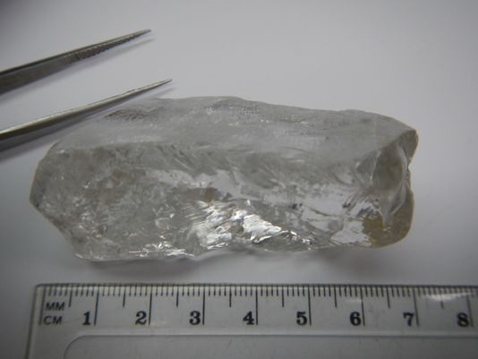 앙골라에서 나온 이 다이아몬드는 404.2캐럿짜리로 길이가 7cm나 된다. 지금까지 발견된 다이아몬드 가운데 27번째로 크다. LUCAPA DIAMOND COMPANY