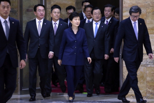 [SS포토] 국회 본청에 들어서는 朴대통령