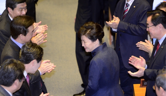 의원들과 인사나누며 국회 본회의장 들어서는 朴대통령