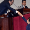 [SS포토] 정의화 국회의장과 악수하는 朴대통령
