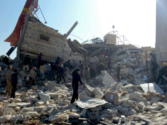 미사일 공격을 받아 무너진 시리아 북부 이들리브주 국경없는의사회(MSF) 병원 건물 주변. 이들리브 EPA 연합뉴스 