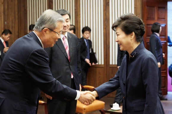 김종인 대표와 악수하는 朴대통령 