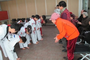 태권 소년소녀들의 어르신 사랑