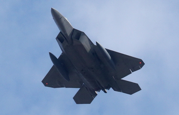 17일 오후 경기도 평택시 오산공군기지에서 세계 최강으로 평가받고 있는 스텔스 전투기 ‘F-22 랩터’가 인근 상공을 비행하고 있다.