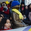 [서울포토] 소녀상 곁을 지키는 소녀