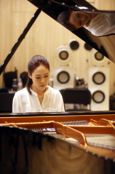 피아니스트 손열음이 17일 기자간담회에서 리사이틀 ‘모던 타임즈’에서 선보일 곡들 가운데 일부를 연주하고 있다. 연합뉴스