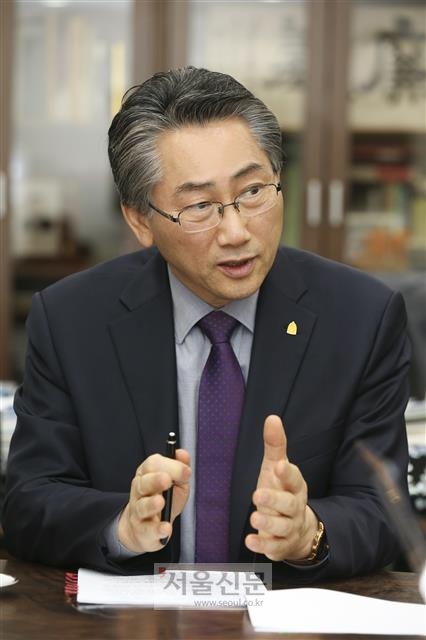 김영종 종로구청장이 17일 “도편수의 마음으로 끝까지 책임지는 행정을 구현하겠다”고 말하고 있다.