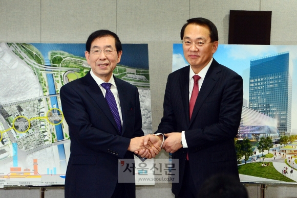 박원순(왼쪽) 서울시장과 김용환 현대차 부회장이 17일 시청 브리핑룸에서 열린 현대자동차 부지 사전협상 결과 설명회에서 악수하고 있다. 박윤슬 기자 seul@seoul.co.kr