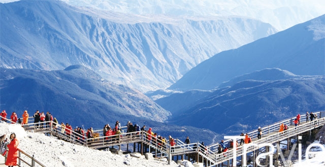 위룽설산 케이블카에서 내리면 계단을 따라 4,680m 지점까지 오를 수 있다. 휴대용 산소통을 들고 가는 사람이 많다