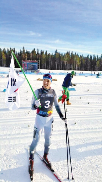 김마그너스가 17일 노르웨이 릴레함메르에서 열린 스키 1.3㎞ 스프린트 클래식에서 2위로 결승선을 통과한 뒤 태극기를 흔들고 있다. 대한스키협회 제공