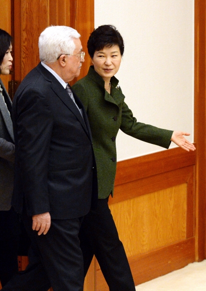 박근혜 대통령이 18일 오전 청와대 본관 접견실에 마흐무드 압바스 팔레스타인 수반과 입장 하고 있다.  청와대사진기자단