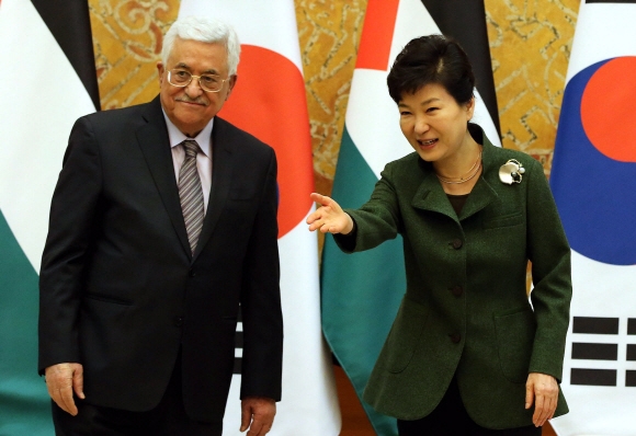 박근혜 대통령이 18일 오전 청와대에서 방한한 마흐무드 압바스 팔레스타인 수반 과 악수를 나눈 후 자리를 안내하고 있다.   청와대사진기자단