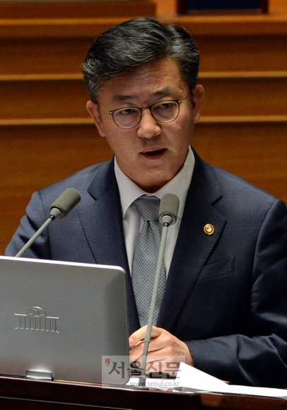 개성공단 문제에 답변하는 홍용표 통일부 장관