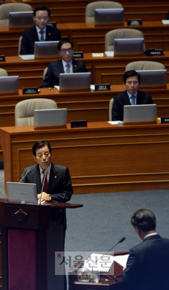 한민구 국방부 장관, 대정부 질문서 개성공단 문제 질의에 답변