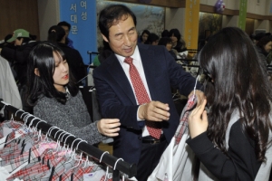 교복비 아끼고, 공유경제 배우고… 교실 된 장터