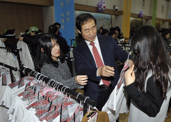 18일 서울 서대문구청 강당에서 열린 교복나눔장터에서 문석진(오른쪽 두 번째) 구청장이 학생이 고른 교복이 맞는지 살펴봐 주고 있다. 최해국 선임기자 seaworld@seoul.co.kr