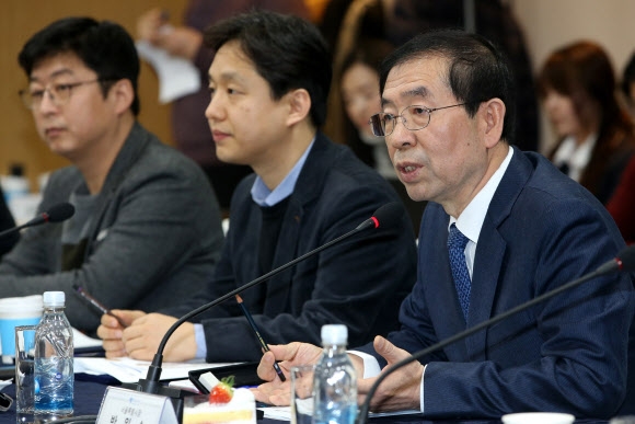 박원순(오른쪽) 서울시장이 18일 서울시청에서 열린 청년문제 해결을 위한 대화기구 ‘대청마루’ 출범식에서 기자들의 질문에 답하고 있다. 연합뉴스