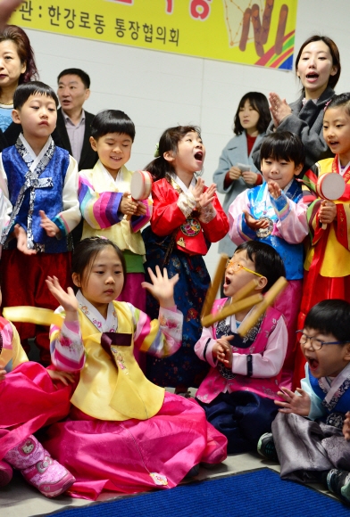 19일 오전 용산구 한강로동 주민자치센터에서 열린 정월대보름윷놀이대회에서 유치원 어린이들이 한복을 곱게 차려 입고 윷놀이를 즐기고 있다. 강성남 선임기자 snk@seoul.co.kr