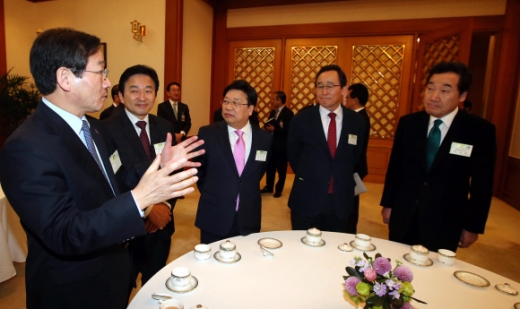 [서울포토]전국 시도지사와의 만남에 참석자들이 환담