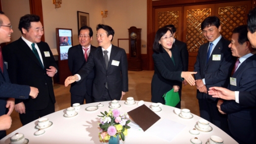 [서울포토]전국 시도지사와의 만남에 참석자들이 환담