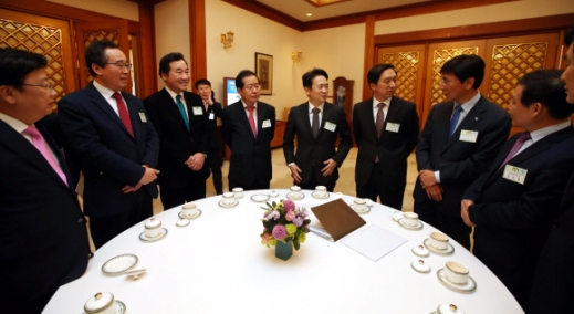 [서울포토]전국 시도지사와의 만남에 참석자들이 환담