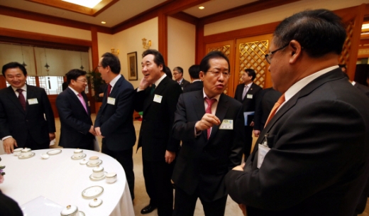 [서울포토]전국 시도지사와의 만남에 참석자들이 환담
