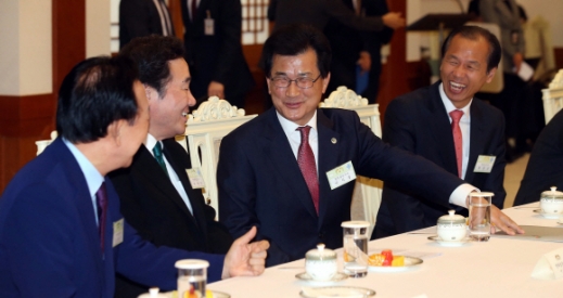 [서울포토]전국 시도지사와의 만남에 참석자들이 환담