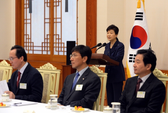 19일 청와대에서 전국17개 시도지사와의 만남행사에서 박근혜 대통령이 모두발언을 하고있다. 2016. 02. 19 청와대사진기자단