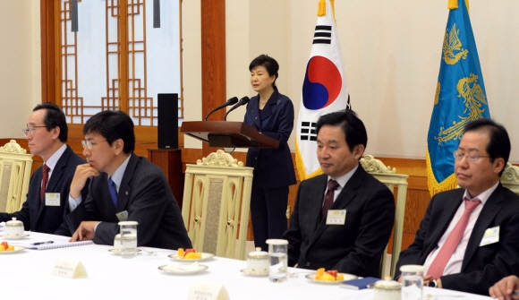 19일 청와대에서 전국17개 시도지사와의 만남행사에서 박근혜 대통령이 모두발언을 하고있다. 2016. 02. 19 청와대사진기자단