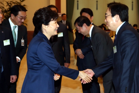 19일 오후 박근혜대통령이 청와대 충무실에서 열린 전국 시도지사와의 만남에 참석해 인사를 나누고 있다. 2016. 02. 19 청와대사진기자단