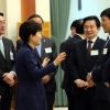 [서울포토]박근혜 대통령, 전국17개 시도지사와의 만남 참석자들과 인사