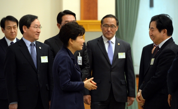 박근혜 대통령은 19일 청와대에서 전국17개 시도지사와의 만남행사시작전 참석자들과 인사를 나누고있다. 2016. 02. 19 청와대사진기자단