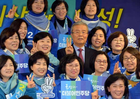 더불어민주당 김종인(가운데) 대표가 19일 국회에서 열린 20대 총선 여성 예비후보 간담회에서 참석자들과 함께 총선 승리를 다짐하며 기념촬영을 하고 있다. 이종원 선임기자 jongwon@seoul.co.kr