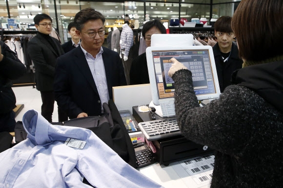 개성공단 제품 구매하는 홍용표 장관