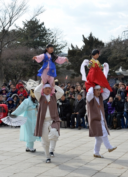 정월대보름을 하루 앞둔 21일 서울 종로구 삼청동 국립민속박물관에서 열린 무사태평 기원 지신밟기 행사를 찾은 시민들이 북청사자탈춤 공연을 관람하고 있다.손형준 기자 boltagoo@seoul.co.kr