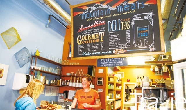등산할 때 가져갈 수 있는 음료와 간단한 음식을 판매하는 아담한 다운타운의 카페