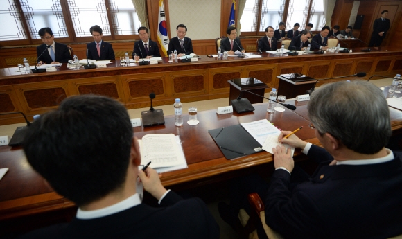 22일 정부서울청사에서 열린 제1차 법질서 관계장관회의에 참석한 황교안 총리가  여는발언을 하고 있다. 2016.2.22 박지환기자 popocar@seoul.co.kr