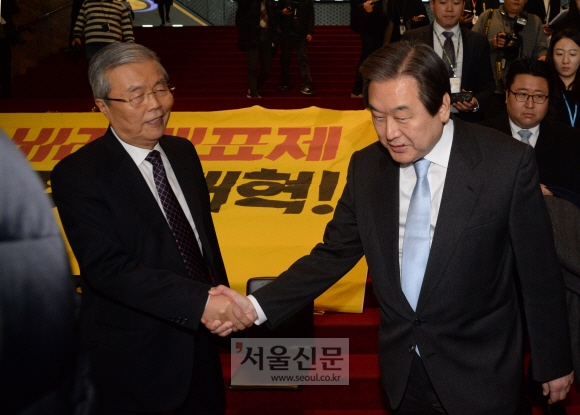 악수하는 김무성 대표와 김종인 대표 