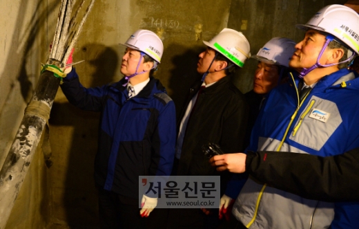 [서울포토] 정릉천 고가교 현황보고 받는 안철수 공동대표