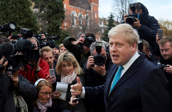 보리스 존슨 영국 런던시장이 21일(현지시간) 런던 자택 앞에서 기자회견을 열어 영국의 유럽연합(EU) 탈퇴 캠페인을 지지한다는 내용의 성명을 발표하고 있다. 런던 AFP 연합뉴스 