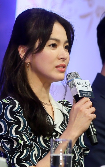 질문에 답하는 송혜교